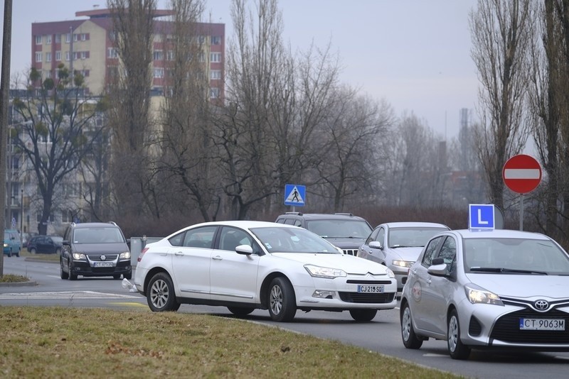 Dzisiaj (03/04) ruszyły konkretne prace na przebudowie placu...