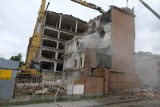 Rozbiórka w młynach w Toruniu. Coś poszło nie tak? Czytelnicy alarmują o nieplanowanym zawaleniu części budynku. Inwestor uspokaja