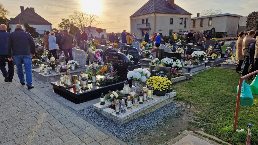 Groby na cmentarzach w Suchej, Rozmierzy, Strzelcach...