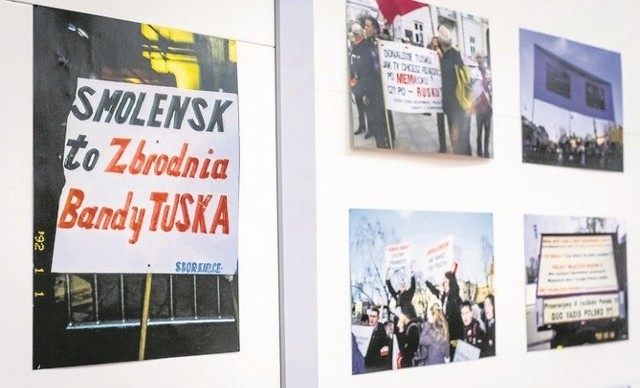 Zdjęcia Zbigniewa Plucińskiego pokazują transparenty i hasła, z którymi maszerowali uczestnicy 96 miesięcznic smoleńskich.