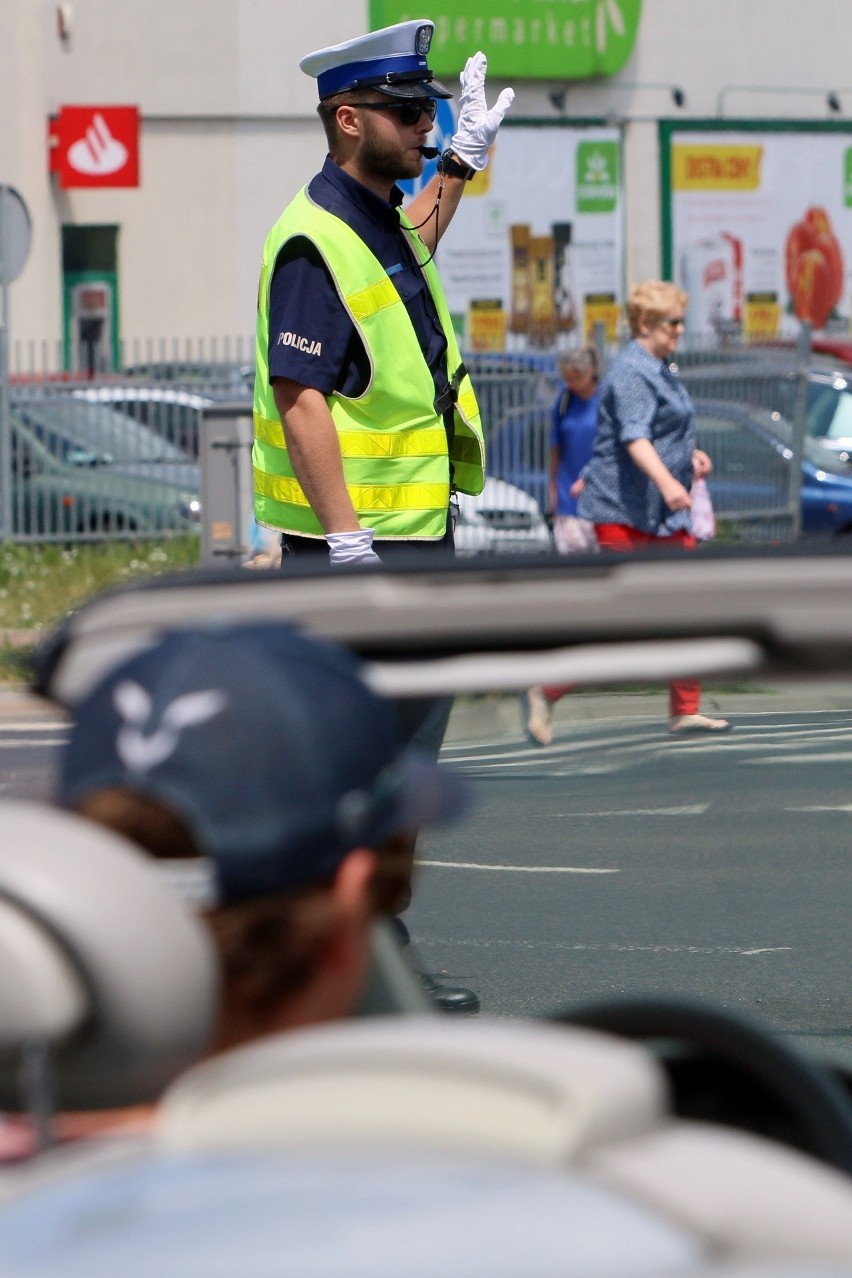 Policjanci z lubelskiej drogówki walczą o zwycięstwo. Jedną z konkurencji było kierowanie ruchem drogowym (ZDJĘCIA)
