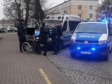 Policjanci z Grudziądza przyjechali mu pomóc, a musieli na "dołek" zabrać niepełnosprawnego na wózku. Dlaczego?