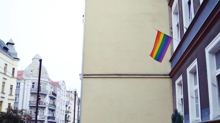 Na ulicach Poznania wiszą tęczowe flagi