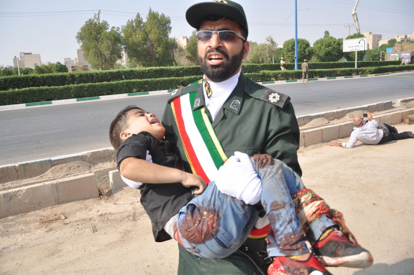 Iran: Zamach w mieście Ahwaz, podczas parady wojskowej [ZDJĘCIA] Zginęły co najmniej 24 osoby, ponad 50 rannych [WIDEO]