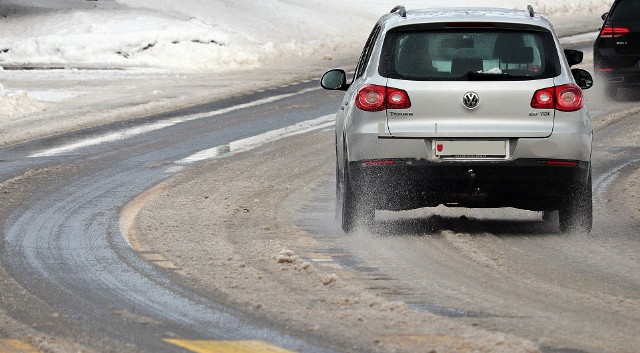 Podczas takich warunków pogodowych kierowcy muszą zachować na drogach szczególną ostrożność