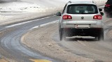 Trudne warunki pogodowe na drogach. Może być dziś ślisko i niebezpiecznie, zwłaszcza do południa. Kierowcy i piesi uważajcie!