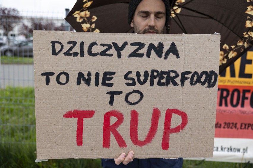 „Nie dla Targów Łowiectwa!”. Obrońcy zwierząt protestują przy EXPO Kraków. „To wyjątkowo okrutny biznes, który już dawno powinien zniknąć” 