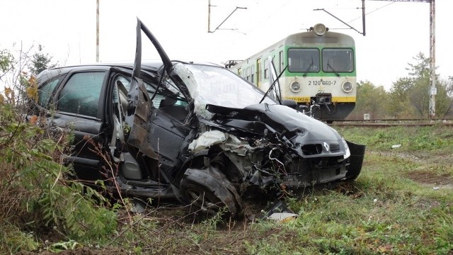 Wypadek w Kochanowie Wieniawskim. Kierująca renault scenic nie zatrzymała się przed przejazdem kolejowym i wjechała wprost pod pociąg osobowy.