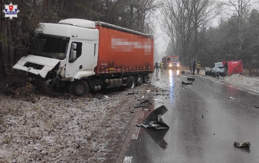 Lubelskie. Czołowe zderzenie osobówki z ciężarówką zakończyło się tragicznie. Zginęła 23-latka