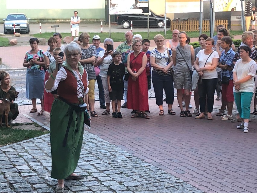 Wieczorny spacer ulicami Tucholi. Uczestników było wielu