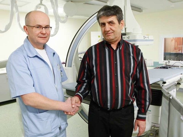 - Po zabiegu czuję się doskonale &#8211; zapewniał wczoraj pan Andrzej. Na zdjęciu z doktorem Grzegorzem Hysem, kardiologiem.