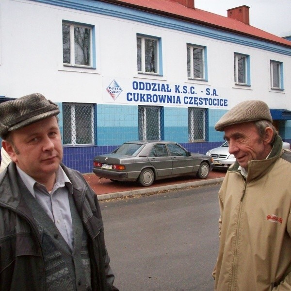 - Wynagrodzenie za rezygnację z uprawy buraków, to dla nas pułapka - nie ukrywają plantatorzy. Od lewej: Andrzej Łapa z Romanowa (2,5 hektara) i Jan Kwaśniak z Bodzechowa (5 hektarów).