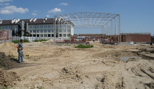 Na tym klepisku stanie kompleks boisk ze sztuczną nawierzchnią. Konstrukcja hali, jak widać, jest już gotowa