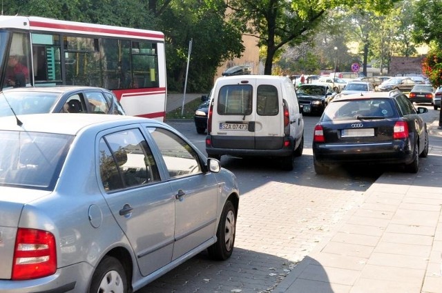 Tak zaparkowane samochody powodują zator na przedłużeniu Kilińskiego.