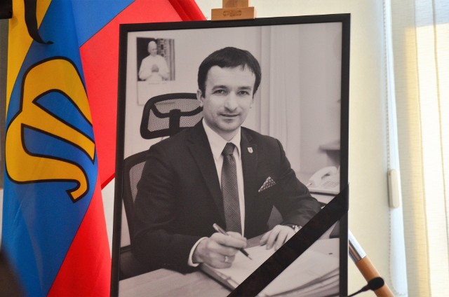W stali obrad Rady Miasta Mielca pojawił się portret zmarłego w środę prezydenta Daniela Kozdęby