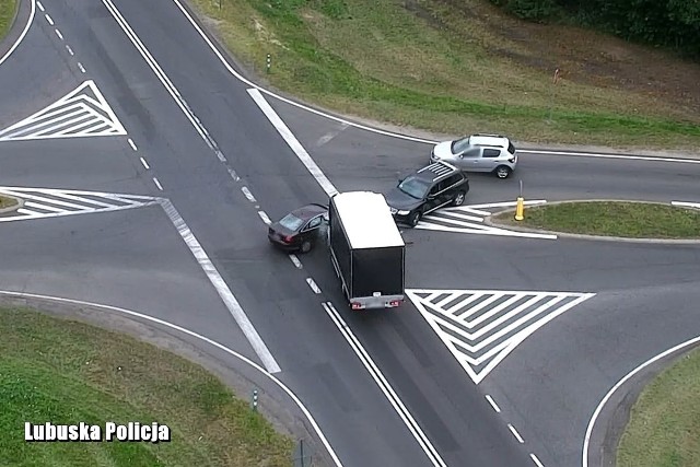 Od pewnego czasu lubuscy policjanci ruchu drogowego patrolują drogi i ulice dzięki wykorzystaniu nowoczesnego drona. Jednak czasami zarejestrowany materiał może zadziwić nawet i nich.Fot. Policja