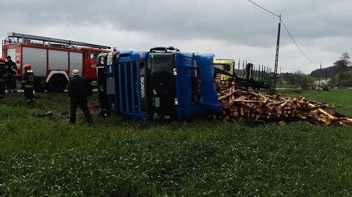 Na trasie Prabuty - Licze przewróciła się ciężarówka z drewnem [ZDJĘCIA]