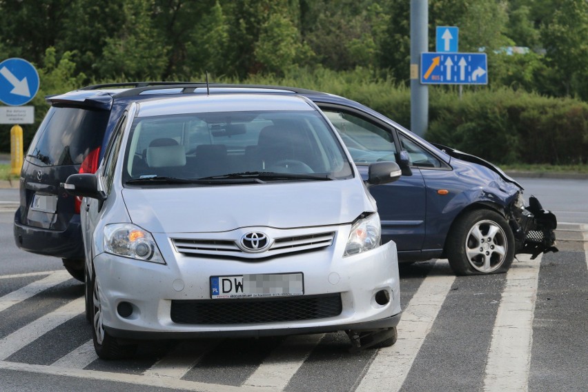 Wrocław: Wypadek dwóch samochodów na Gaju. Kierowca wjechał...