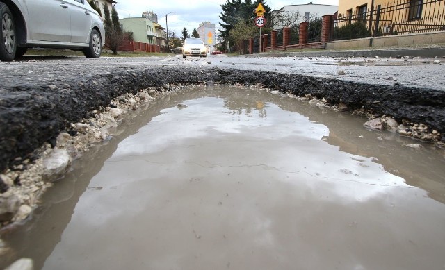 Dziury na ulicy Chrobrego są tak głębokie, że mogą być przyczyną uszkodzenia auta.