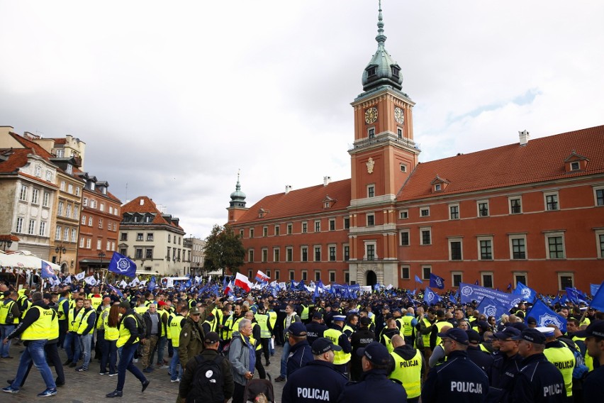 Protest policjantów w Warszawie. Mundurowi domagają się...