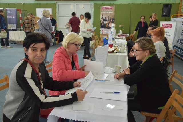 Monter, mechanik, operator maszyn, pracownik gospodarczy, lakiernik, szlifierz, magazynier, ślusarz, elektryk -  w tych m.in. zawodach można było w Nakle znaleźć ciekawe oferty. Pracowników poszukiwały zarówno małe firmy z regionu,  jak i duże,  renomowane  zakłady, jak chociażby bydgoska Pesa.  Nie brakowało też lokalnych firm . Swoje stoiska miały m.in. ZNTK Paterek, „Zelan” Nakło, czy  dawna huta szkła w Turze, obecnie Dekorglass. Łatwiej pracę mogli znaleźć mężczyźni. Ofert dla kobiet mniej, a jak informowali organizatorzy - pracy w powiecie nakielskim poszukuje ponad 2 tysiące pań. Na targach poznać można było nie tylko pracodawców i sprawdzić oferty. Także otrzymać wskazówki , np. jak napisać dobre CV. Takich praktycznych rad udzielali chętnym przedstawiciele PUP w Nakle, który jest głównym organizatorem  targów.