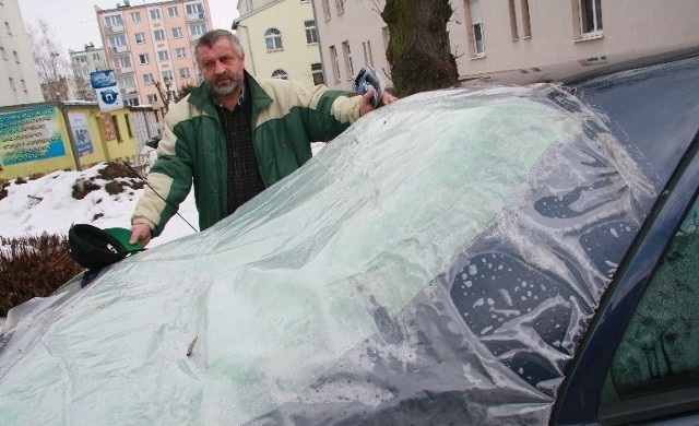 - Śnieg uszkodził moje auto, ale materiałów zrobionych przez strażnika nie dostałem. Uszkodzoną cześć zabezpieczyłem folią - mówi Włodzimierz Patela.