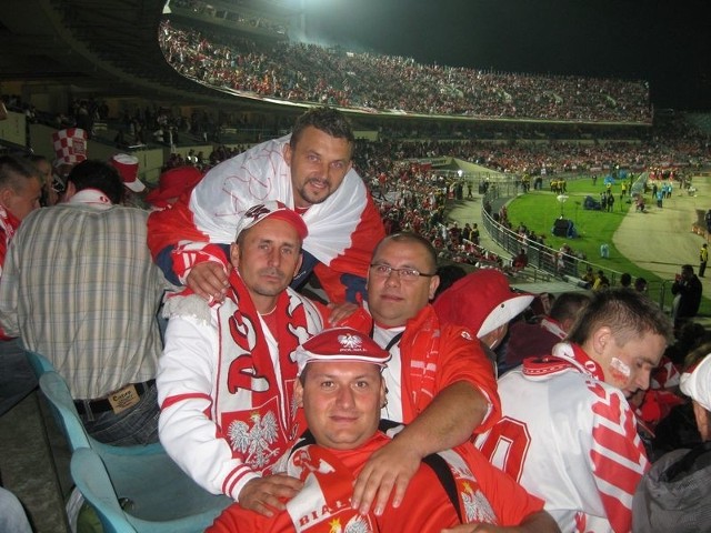 Tomasz Kurcbart (w środku, z prawej), nowy radny Stąporkowa od blisko 20 lat jeździ ze znajomymi na mecze piłkarskiej reprezentacji Polski. Tu na Stadionie Śląskim w Chorzowie.
