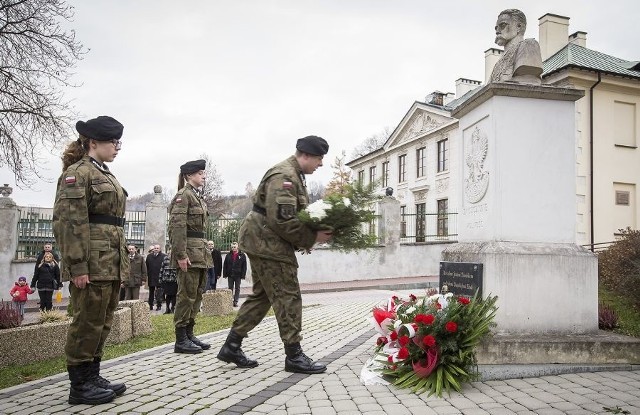 Członkowie Jednostki 2131 Pińczów świętowali 11 listopada rocznicę oficjalnej działalności. Włączyli się w uroczystości z okazji Święta Niepodległości. Na zdjęciu delegacja "Strzelców" składa wiązankę pod pomnikiem Marszałka Józefa Piłsudskiego.