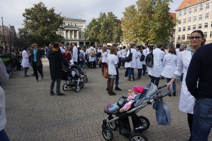 Lekarze rezydenci protestowali na pl. Wolności w Poznaniu