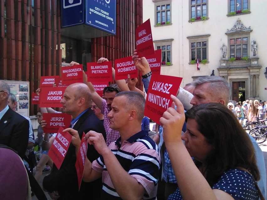 Kraków. Mieszkańcy pokazali radnym czerwone kartki za likwidację speckomisji parkingowej [ZDJĘCIA]