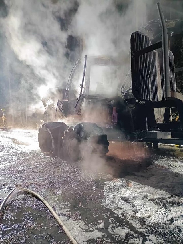Pożar maszyny do transportu drewna w lesie na wysokości miejscowości Węglów.