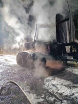 Pożar maszyny do transportu drewna w lesie w miejscowości Węglów. Nocna akcja strażaków