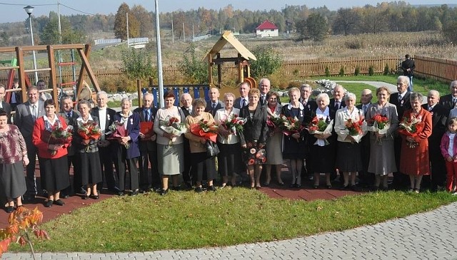 Jubilaci na pamiątkowej fotografii z władzami gminy Smyków