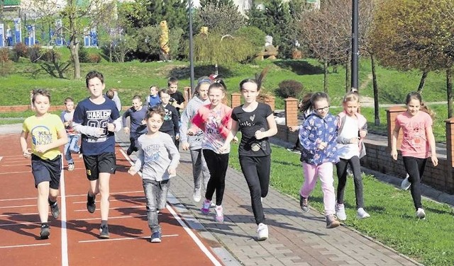 W gminie Trzebinia lekkoatletykę ćwiczy ok. 200 dzieci, część z nich gra również w piłkę w MKS