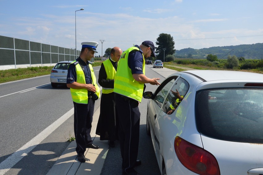 Wielka Wieś. Nietypowy patrol drogówki. Policjantom towarzyszył ksiądz [ZDJĘCIA]