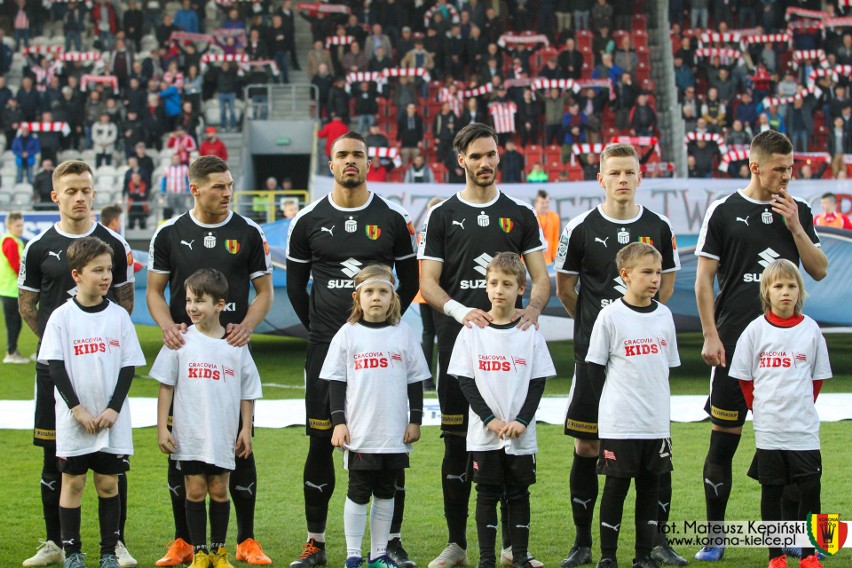 Ekstraklasa. Korona walczyła, ale przegrała ważny mecz z Cracovią 1:2. "Cios" Cabrery w doliczonym czasie z karnego [ZDJĘCIA]