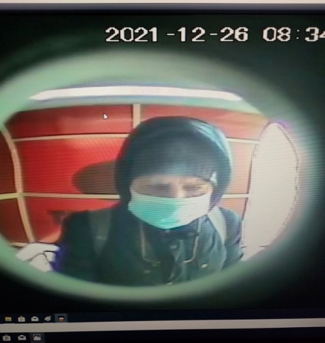 Opoczyńscy policjanci poszukują mężczyzny, który na stacji paliw w Drzewicy ukradł kartę bankomatową. Mężczyznę zarejestrowały kamery monitoringu.