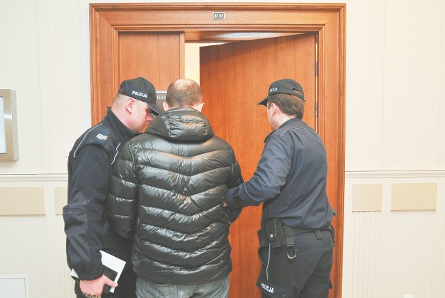 34-letni Eugeniusz S. jako jedyny z oskarżonych został doprowadzony na salę sądową z aresztu. Przez 2,5 roku ukrywał się przed śledczymi w Boćkach.