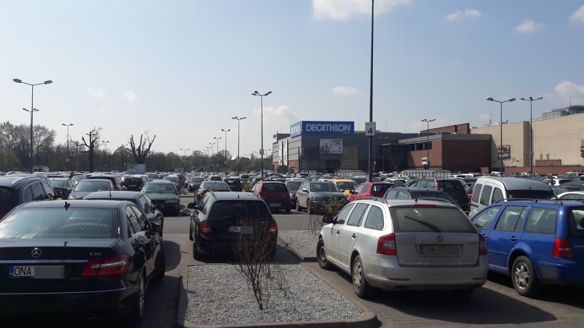 Zakupowe szaleństwo we Wrocławiu. Tłumy w centrach handlowych (ZDJĘCIA)