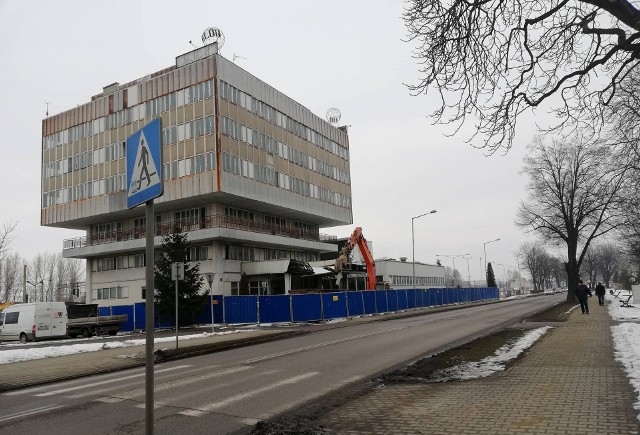 Ruszyły prace rozbiórkowe hotelu „Glob”. Budynek z powierzchni ziemi zniknie w dwa i pół miesiąca. Już w ub. tygodniu koparka wyburzyła część parteru od strony ulicy