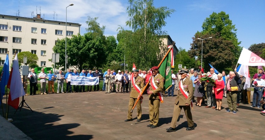 Święto 1 Maja w Krakowie. Domagają się skrócenia pracy do 35 godzin w tygodniu [ZDJĘCIA, WIDEO]