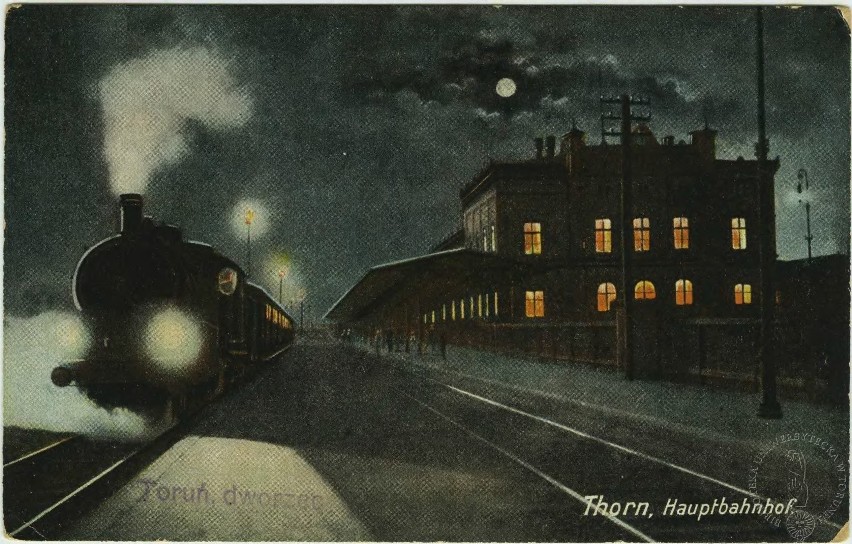 Dworcowa pocztówka nocna z pociągiem.