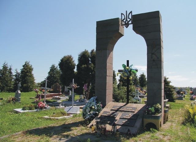 Nielegalny pomnik gloryfikujący UPA od 20 lat stoi na cmentarzu w Hruszowicach pod Przemyślem.