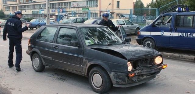 Volkswagena golfa od nietrzeźwego kierowcy szybko przejęli policjanci.
