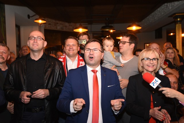 Wieczór wyborczy w sztabie PiS w Toruniu. W środku cieszy się Zbigniew Girzyński
