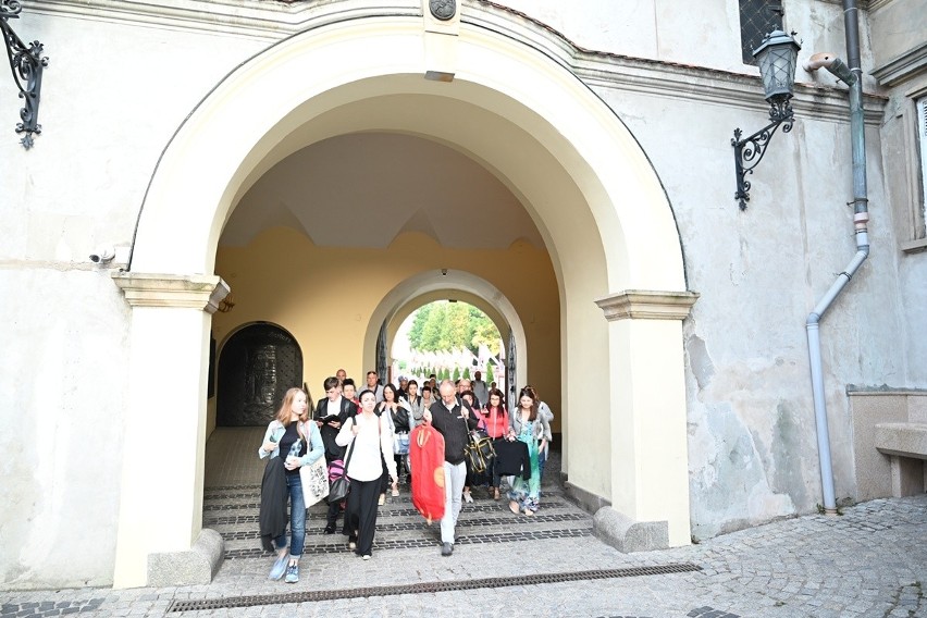 Chór Kameralny Miejskiego Domu Kultury w Stalowej Woli śpiewał na Wałach Jasnogórskich. Zobacz zdjęcia i film
