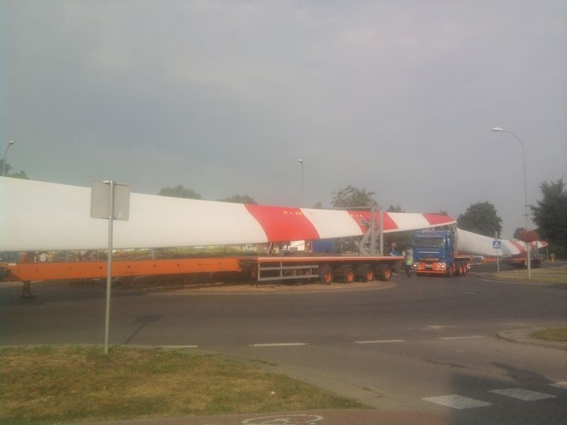 Gmina Orla: Łopaty turbin elektrowni wiatrowej dotarły na miejsce (zdjęcia)