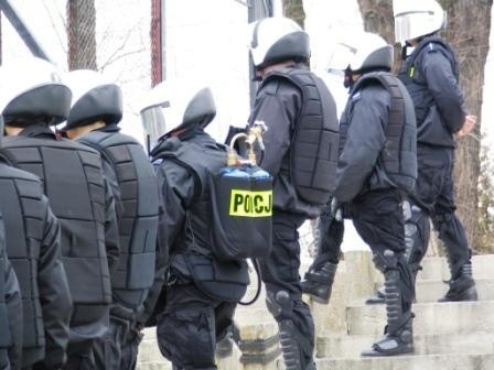 Interwencja policjantów na meczu w Iłży zapobiegła eskalacji chuligańskich wybryków.