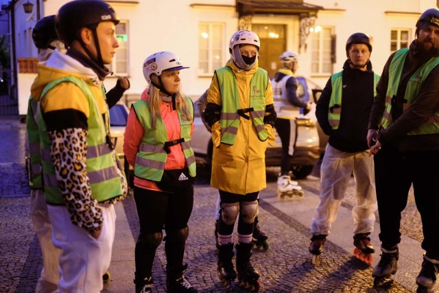 Nightskating Białystok. Miłośnicy ośmiu kółek otworzyli sezon nie zważając na kiepską aurę (15.04.2023)