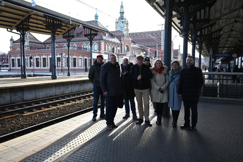 3 lutego odbył się pierwszy przejazd pociągu pasażerskiego...